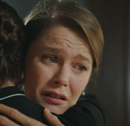 Rezumat episodul 9 „Fata de la fereastră”, difuzat în 17 octombrie la Kanal D: Feride vrea ca Nalan să fie fericită și o lasă să se căsătorească cu Sedat, dar o confruntă pe Cana